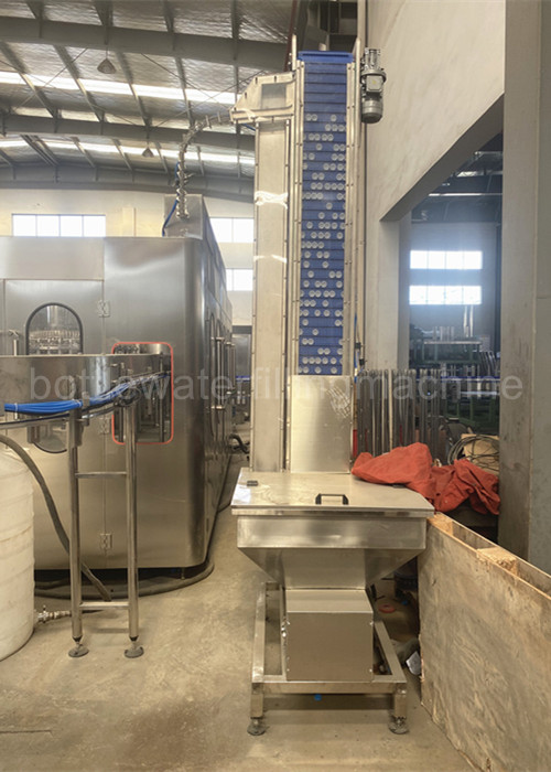 0.5L 24000BPH এসএস 304 পিইটি জল বোতল গিয়ার ট্রান্সমিশন সহ ফিলিং মেশিন 2